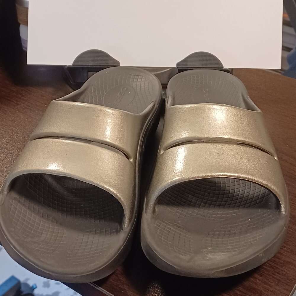 Gently Used - AWESOME Women's OOFOS Slide Sandal - Silver Size 9
